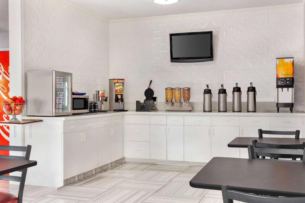 Days By Wyndham Kansas International Airport Hotel 2*