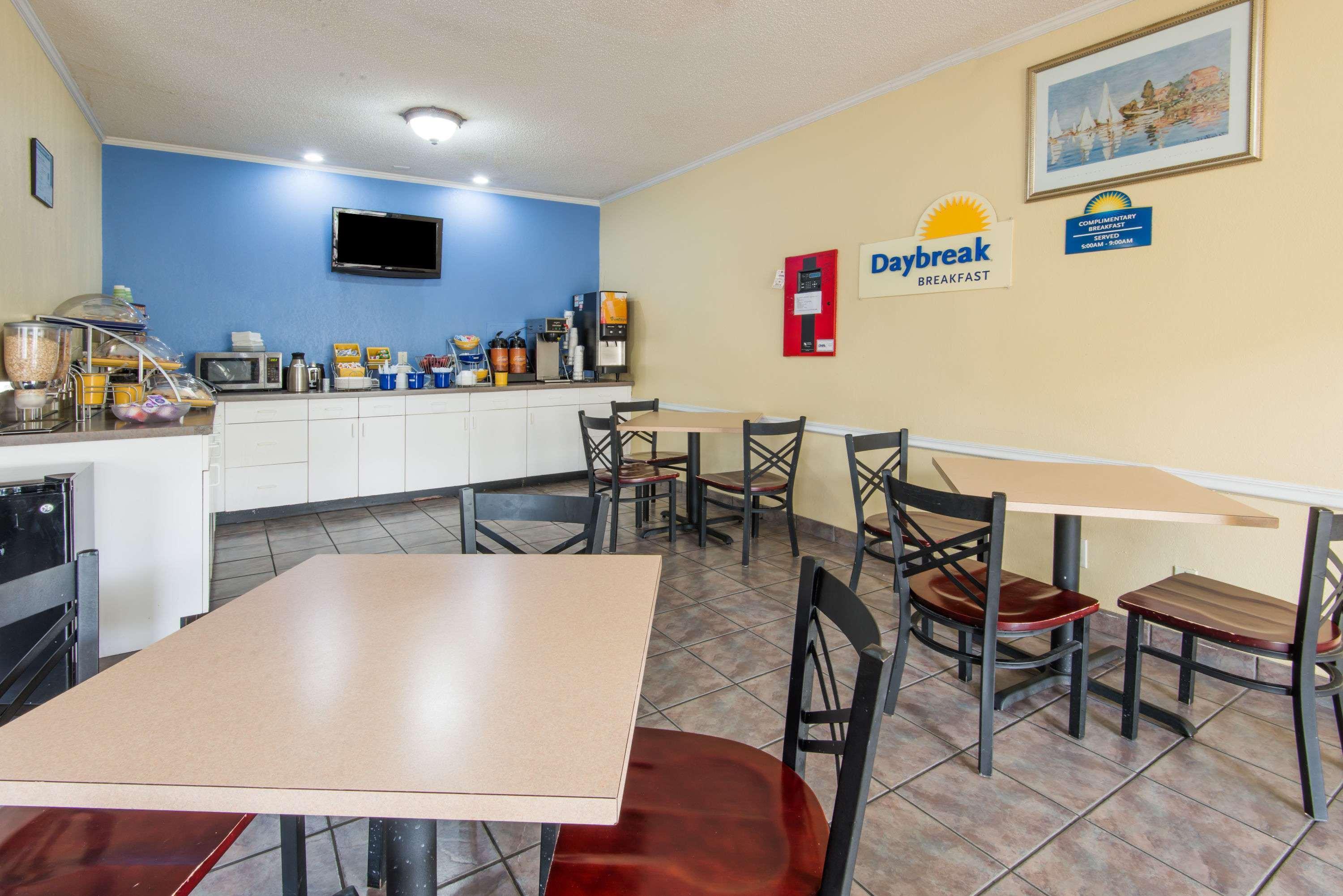 Days By Wyndham Kansas International Airport 2*