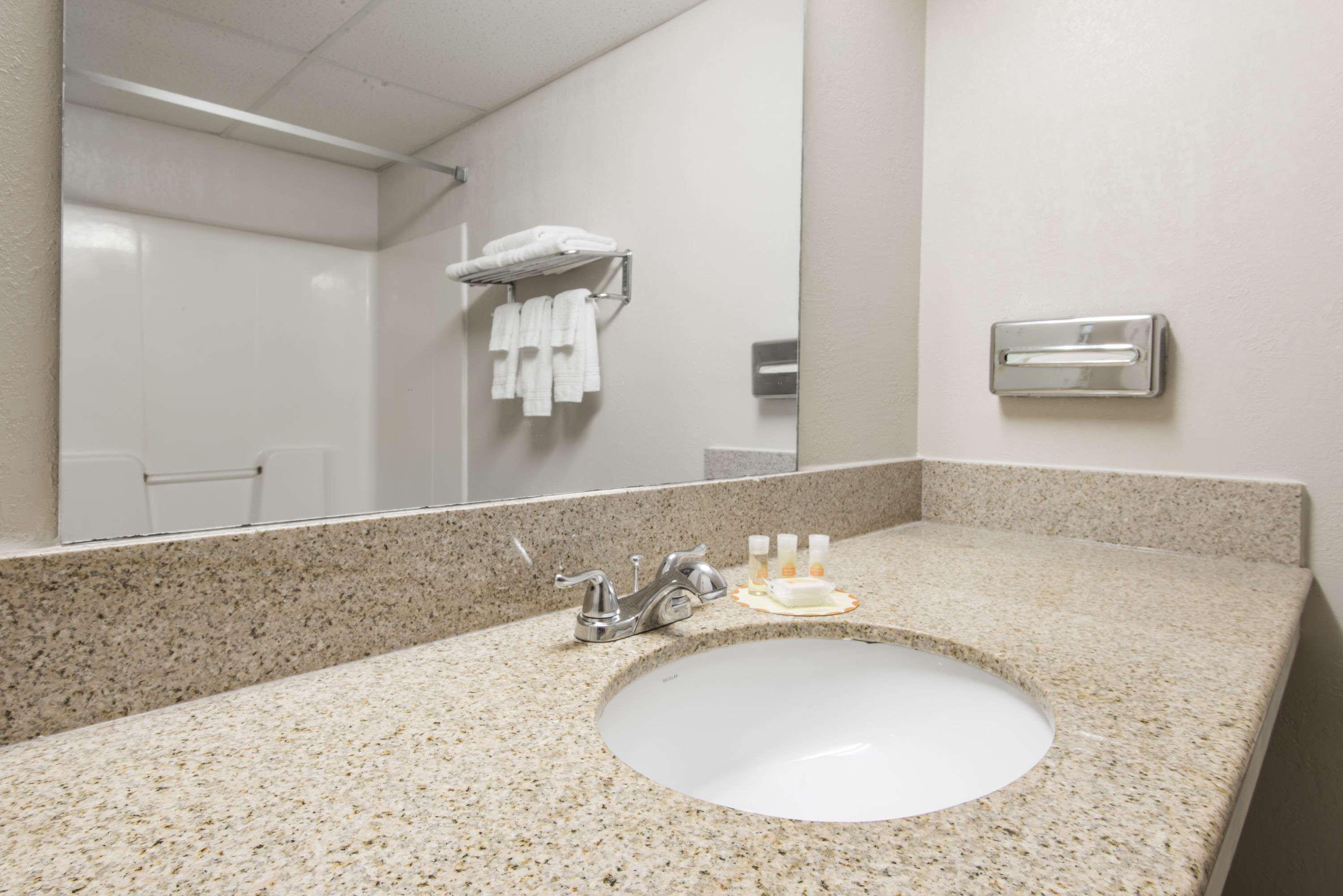 Days By Wyndham Kansas International Airport Hotel Kansas City
