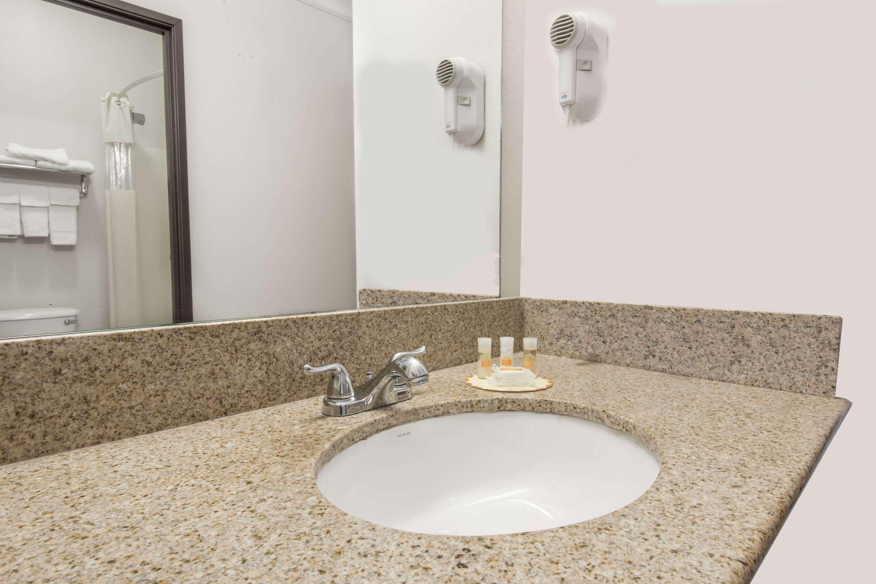 Days By Wyndham Kansas International Airport Hotel Kansas City