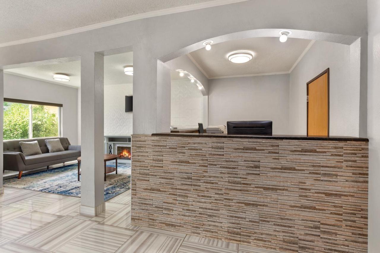Days By Wyndham Kansas International Airport Hotel