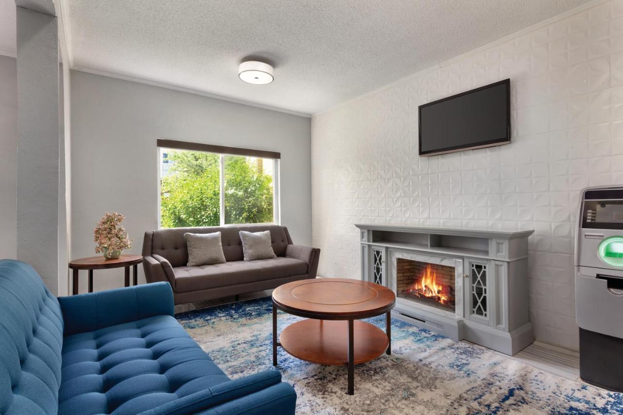 Hotel Days By Wyndham Kansas International Airport 2*