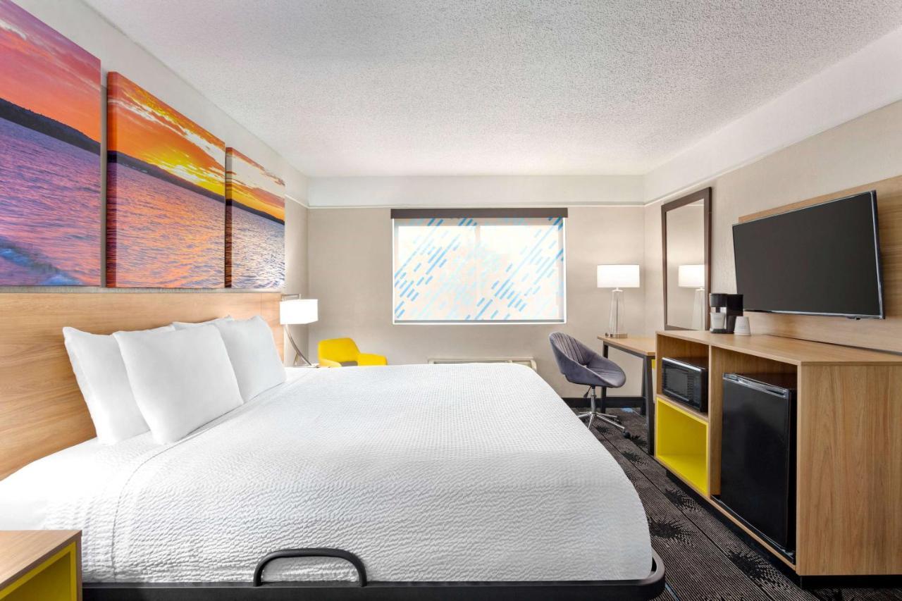 Days By Wyndham Kansas International Airport Hotel