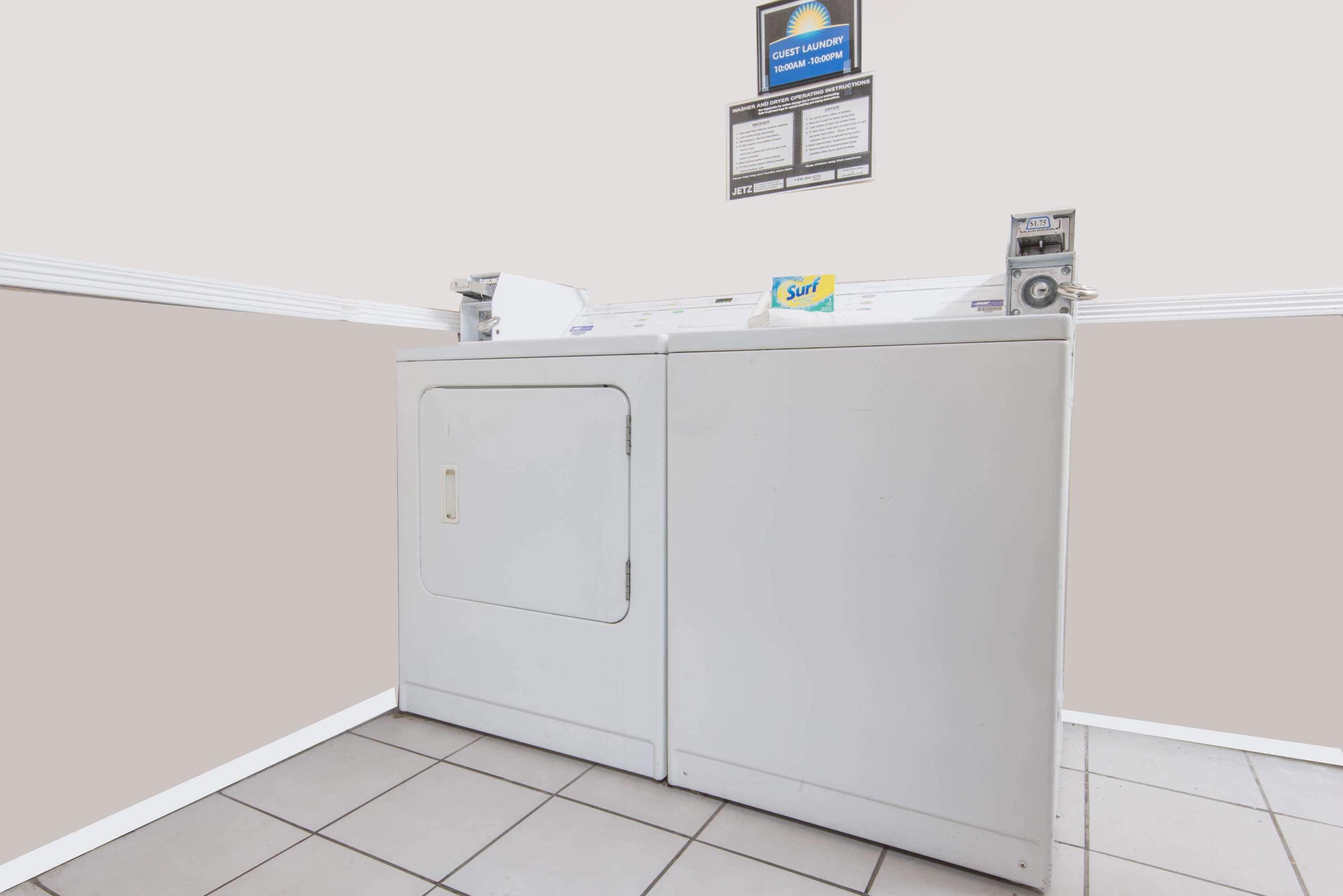 Days By Wyndham Kansas International Airport Hotel
