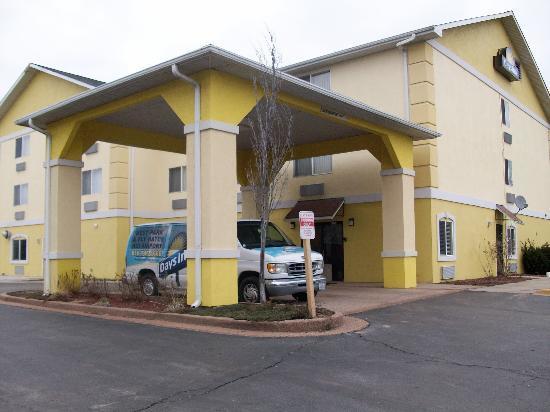 Hotel Days By Wyndham Kansas International Airport